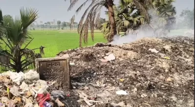 রোদ-বৃষ্টিতে পচে এসব বর্জ্য থেকে ছড়াচ্ছে দুর্গন্ধ, তৈরি হচ্ছে অস্বাস্থ্যকর পরিবেশ