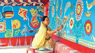 টিকইল গ্রামের আলপনার মূল কারিগর নারীরা (ছবি: সংগৃহীত)