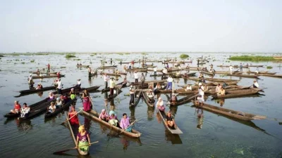 গ্রামবাসীদের যাতায়াতের প্রধান মাধ্যম নৌকা (ছবি: সংগৃহীত)
