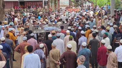 বাঁধাঘাট মডেল সরকারি প্রাথমিক বিদ্যালয়ে পাশাপাশি চার খাটিয়াতে চারটি মরদেহ রেখে জানাজা পড়ানো হয়