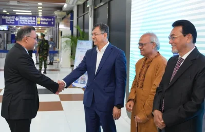 প্রধানমন্ত্রীকে স্বাগত জানান স্বরাষ্ট্রমন্ত্রী সালাহউদ্দিন আহমদ, বিএনপির ভারপ্রাপ্ত মহাসচিব রুহুল কবির রিজভী এবং জাতীয় সংসদের সরকার দলীয় চিফ হুইপ মো. নূরুল ইসলাম মনি