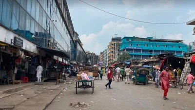 মিরপুর এক নম্বরে ফুটপাত থেকে হকারদের উচ্ছেদ করেছে ডিএনসিসি