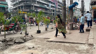 হকার উচ্ছেদের পর টবে গাছ লাগিয়েছেন অনেকে