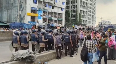 পুলিশের সঙ্গে শ্রমিকদের সংঘর্ষের ঘটনা ঘটেছে