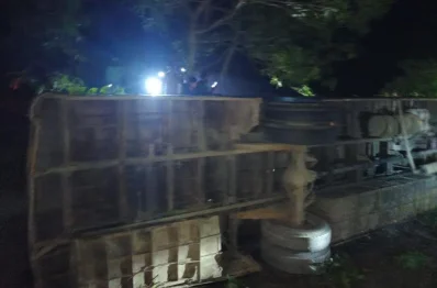 দুর্ঘটনার পরপরই বাসটিতে থাকা জামায়াতের নেতাকর্মী ও সমর্থকরা ভেতরে আটকা পড়েন
