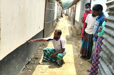 ঘরের পেছন দিকে ফাটল দেখাচ্ছেন একজন ভুক্তভোগী।