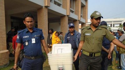 ভোটের উপকরণ বিতরণ (ফাইল ছবি)