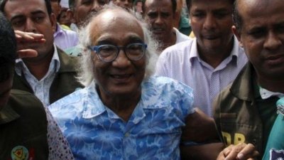 আদালত চত্বরে শফিক রেহমান (ফাইল ছবি)