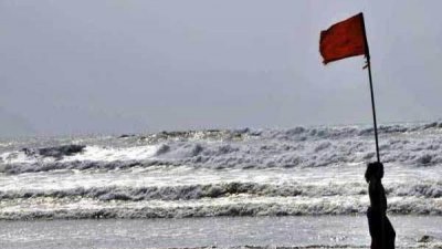 পর্যটকদের সাগরে নামতে বারণ