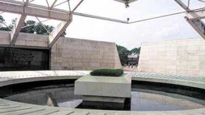 অন্যান্য বছর দলের প্রতিষ্ঠাতা জিয়াউর রহমানের কবরে ফুল দিয়ে শ্রদ্ধা জানানো হলেও এবছর তা করবে না বিএনপি