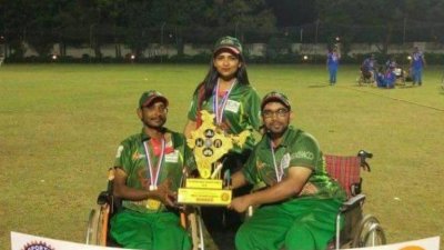 বামে হুইলচেয়ার ক্রিকেট দলের অধিনায়ক মোহাম্মদ মহসিন