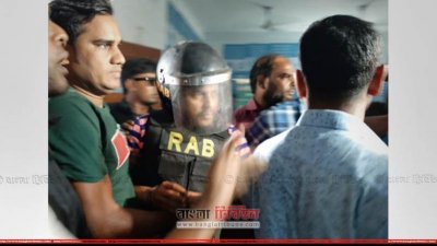 র‌্যাবের হেফাজতে খালেদ মাহমুদ ভূঁইয়া (ফাইল ফটো)