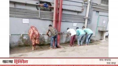 পোশাক শ্রমিকরা হাত ধুয়ে নিচ্ছেন