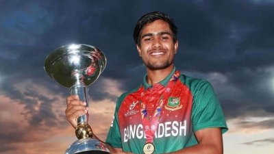 যুব বিশ্বকাপের ট্রফি হাতে আকবর আলী।