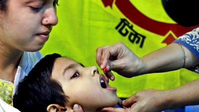 শিশুকে ক্যাপসুল খাওয়ানো হচ্ছে (ফাইল ছবি)