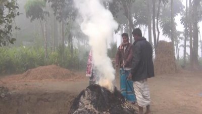 আগুন জালিয়ে শীত নিবারণের চেষ্টা