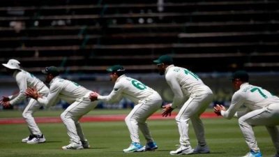 নরকিয়ার বোলিং তোপে ব্যাকফুটে শ্রীলঙ্কা