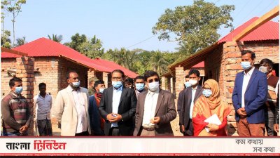 গৃহ নির্মাণ কাজ পরিদর্শনে খুলনার জেলা প্রশাসক মোহাম্মদ হেলাল হোসেনসহ অন্যরা