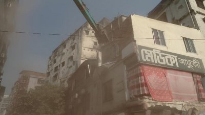 খালের ওপরে অবৈধভাবে নির্মিত ভবন উচ্ছেদ করা হয়