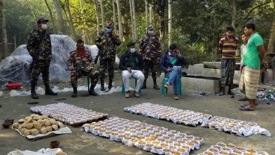 খেজুরের গুড় বানানো হচ্ছে চিনি আর চুন দিয়ে