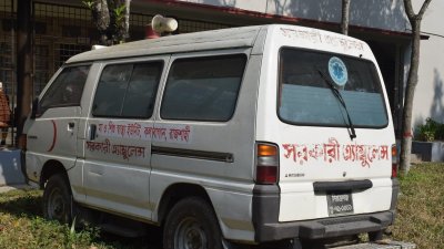 অকেজো অবস্থায় পড়ে আছে অ্যাম্বুলেন্স