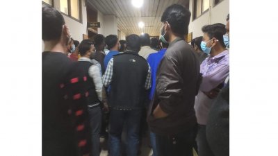 বেতনের দাবিতে ডিএসসিসি শ্রমিকদের অবস্থান