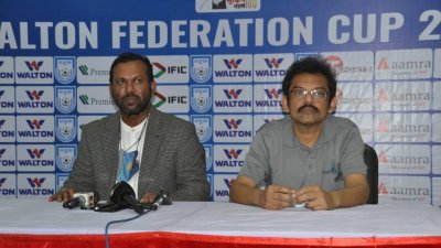 সংবাদ সম্মেলনে কথা বলছেন চট্টগ্রাম আবাহনী কোচ মারুফুল হক (বায়ে)
