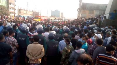 গাজীপুরে বকেয়া বেতনের দাবিতে শ্রমিকদের মহাসড়ক অবরোধ