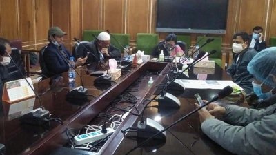 শিক্ষকরা উপ-উপাচার্যকে অবরোধ করে রাখেন