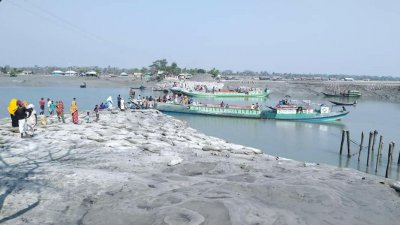 চলছে বেড়িবাঁধের সংস্কার কাজ