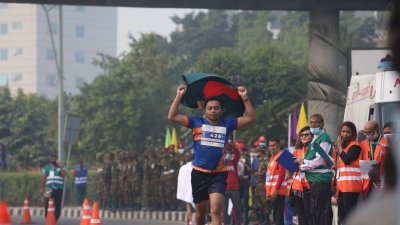 বাংলাদেশের পতাকা হাতে দৌড়াচ্ছেন এক অ্যাথলেট।