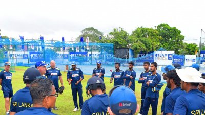 ইংল্যান্ডের বিপক্ষে প্রথম টেস্টে নেমেছে শ্রীলঙ্কা