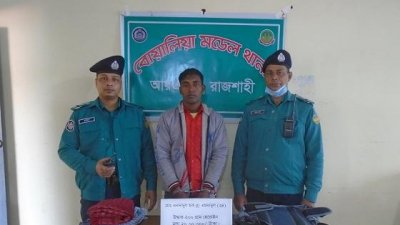 অভিনব কায়দায় হেরোইন বহনের সময় মাদক কারবারি গ্রেফতার