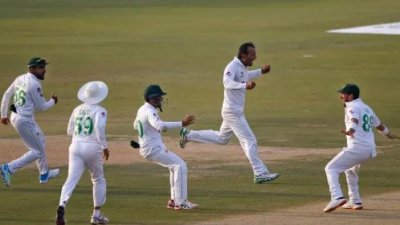 অভিষেকেই সৌরভ ছড়িয়েছেন নুমান আলী।
