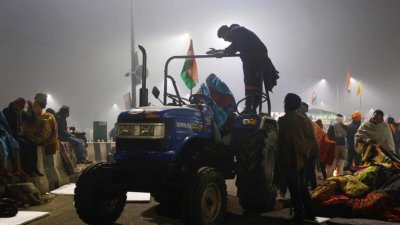ভারতে পুলিশি বাধা উপেক্ষা করে বিক্ষোভ কৃষকদের