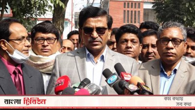 কুষ্টিয়ায় সাংবাদিকদের সামনে কথা বলেন আওয়ামী লীগের যুগ্ম সম্পাদক মাহবুবুল আলম হানিফ এমপি।