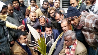 দিনাজপুরের ফুলবাড়ী পৌরসভায় নারিকেল গাছ রোপণ করে মেয়রের দায়িত্ব নিলেন মাহামুদ আলম লিটন।
