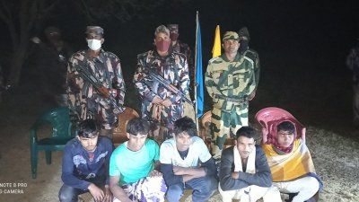 পাঁচ অনুপ্রবেশকারীকে বিজিবি’র হাতে তুলে দিলো বিএসএফ