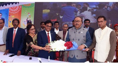রাজশাহী কলেজের অধ্যক্ষ প্রফেসর মহা. হবিবুর রহমানকে ফুল দিয়ে শুভেচ্ছা জানাচ্ছেন মেয়র এএইচএম খায়রুজ্জামান লিটন