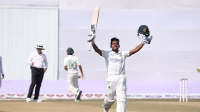 মিরাজের সেঞ্চুরি উদযাপন