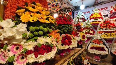 ফাল্গুন-ভ্যালেন্টাইনে ফুল বিক্রি হবে তো?