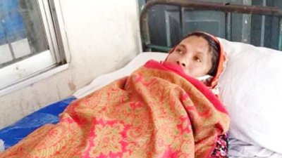 গবাদিপশুর উকুননাশক মাথায় দিয়ে মা-মেয়ে হাসপাতালে