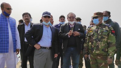 সুন্দরবনের কাছে ভাঙন কবলিত এলাকায় পানিসম্পদ প্রতিমন্ত্রী জাহিদ ফারুক