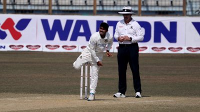 ২ ওভারে দুই ওপেনারকে ফিরিয়েছেন মিরাজ