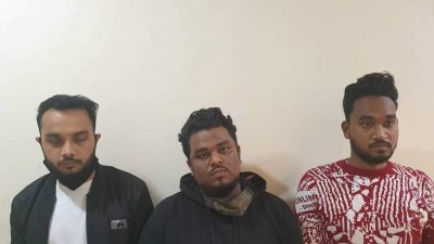মডেলিংয়ের প্রস্তাব দিয়ে প্রতারণা, গ্রেফতার ৪
