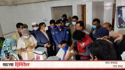 কুমিল্লায় সস্ত্রীক টিকা নিয়ে কার্যক্রম উদ্বোধন করলেন জেলা প্রশাসক