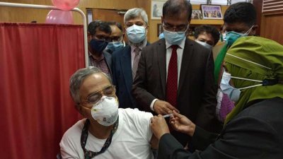 টিকা নিচ্ছেন প্রধান বিচারপতি সৈয়দ মাহমুদ হোসেন
