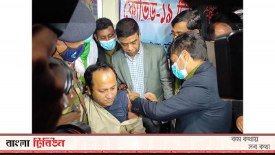 চট্টগ্রাম মেডিক্যাল কলেজ হাসপাতালে করোনার ভ্যাকসিন গ্রহণ করছেন শিক্ষা উপমন্ত্রী মহিবুল হাসান চৌধুরী নওফেল।