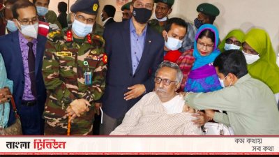 ভ্যাকসিন নিচ্ছেন এমপি ফজলে হোসেন বাদশা