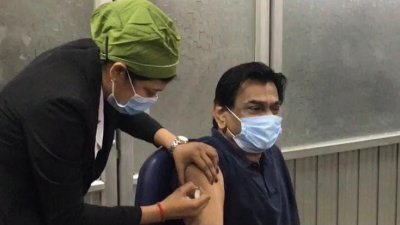 টিকা নিচ্ছেন বাফুফে সভাপতি কাজী সালাউদ্দিন